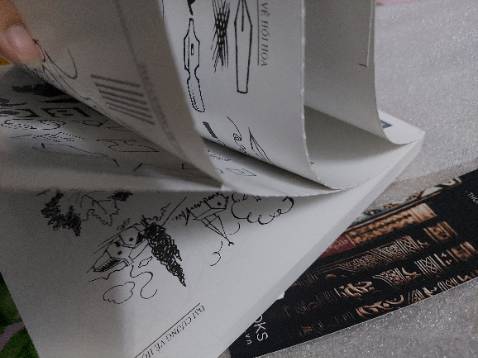 Hơi thất vọng tí vì mấy trang đầu của sách giấy bị dính lại với nhau :(((((( chất giấy thì đẹp , đóng gói ổn .