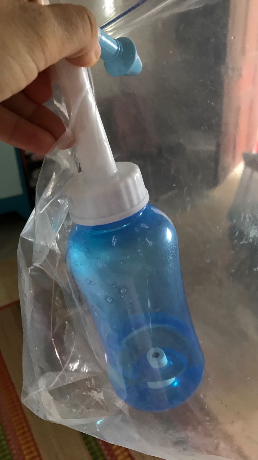 Bình xịn, mẫu mã đẹp, nút bấm xịt ở dưới tạo lực bắn tốt. Tôi thường đổ nước muối sinh lú vào bình để rửa mũi khi đi xa về hoặc cảm thấy mũi bị nghẹt... Lực bắn mạnh, giữ lâu thì có thể xịt nước từ lỗ mũi bên này chảy qa lỗ mũi bên kia. 
Tuy nhiên, quảng cáo là khi xịt thì thành tia nhỏ. Thực tế khi xịt thì thành vòi to, bắn thẳng vào trong chứ không phải thành tia bắn quanh khoang mũi