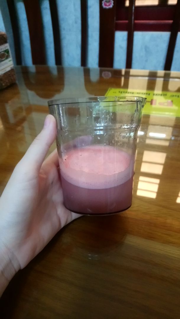 Hộp hơi móp xí nhưng bên trong máy vẫn ok, mình cắm thử để ép mấy múi bưởi thì được 1 ly nhỏ như hình, bã thì còn hơi ướt, mà ko sao lấy cái ray chắc ra thêm được xíu nước, với giá tiền vậy thì mình nghĩ gia đình xài cũng ổn rồi.
Máy kêu không quá lớn, có 2 nút dành cho trái cây rau củ mềm và trái cây rau củ cứng hơn. Gỡ ra rửa cũng dễ. Màu trắng xanh thì nên lau chùi cất kỹ sợ mau bụi dơ.