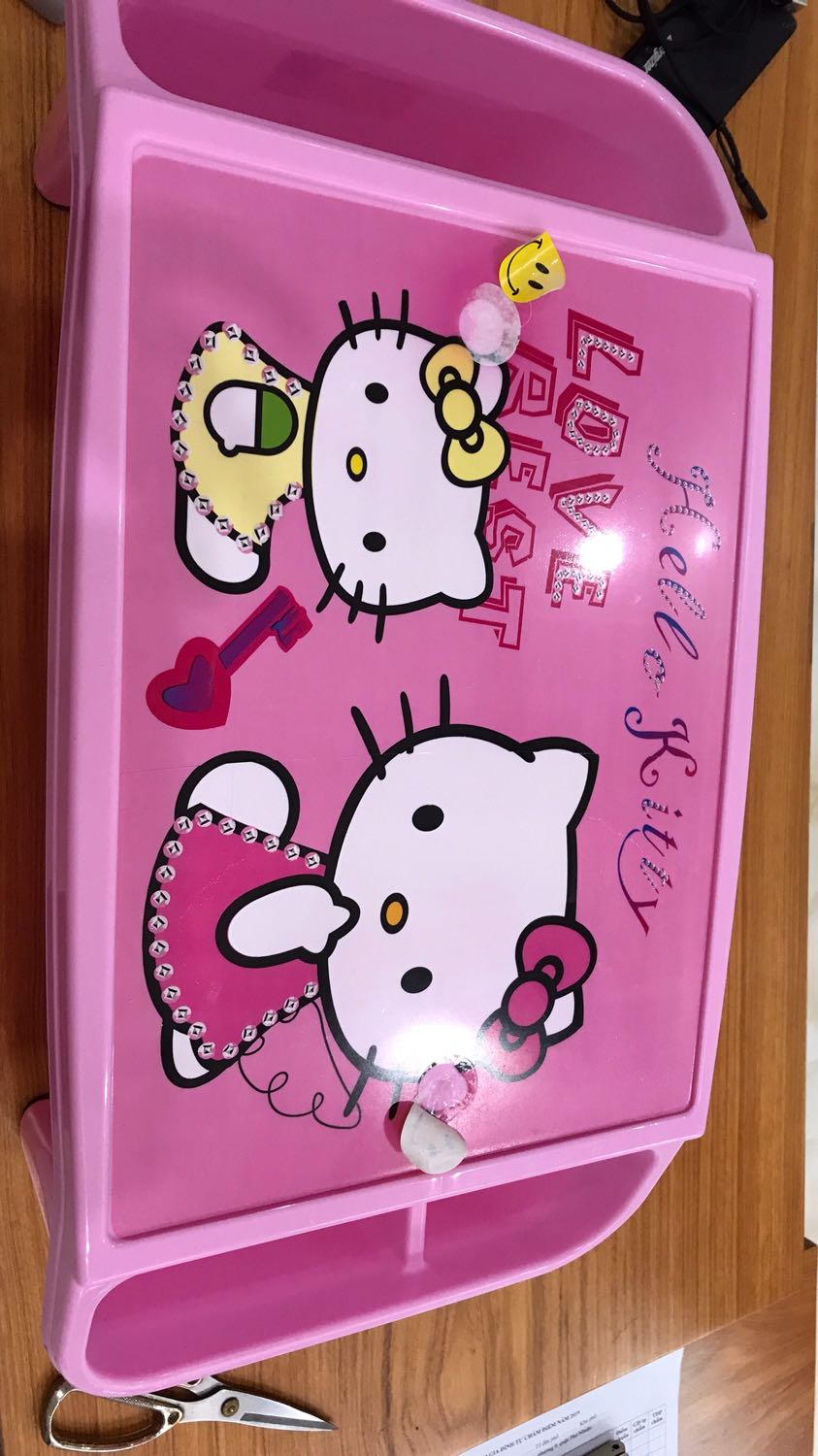 Chào shop, đây là làn thứ 2 mình mua hàng mà hơi bị thất vọng, cai bàn bị lỗi mà vẫn giao cho mình, trên mặt bàn bị bể, chỗ bị lồi lên lấy sticker dán lại, mình ko hiểu sao hàng bị lỗi vậy vẫn giao cho mình, cái này ko phải phải do anh giao hàng nhé, mình nói luôn vì bên ngoài gói rất cẩn thận, mong shop hãy cho người đến lấy lại đổi cho mình, cảm ơn shop Chào shop, đây là làn thứ 2 mình mua hàng mà hơi bị thất vọng, cai bàn bị lỗi mà vẫn giao cho mình, trên mặt bàn bị bể, chỗ bị lồi lên lấy sticker dán lại, mình ko hiểu sao hàng bị lỗi vậy vẫn giao cho mình, cái này ko phải phải do anh giao hàng nhé, mình nói luôn vì bên ngoài gói rất cẩn thận, mong shop hãy cho người đến lấy lại đổi cho mình, cảm ơn shop