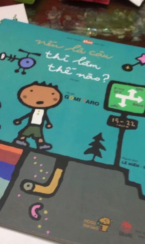 trông đơn giản mà con lại thích và rất chú ý. đúng là bọn bé nó chỉ hợp những sách tn