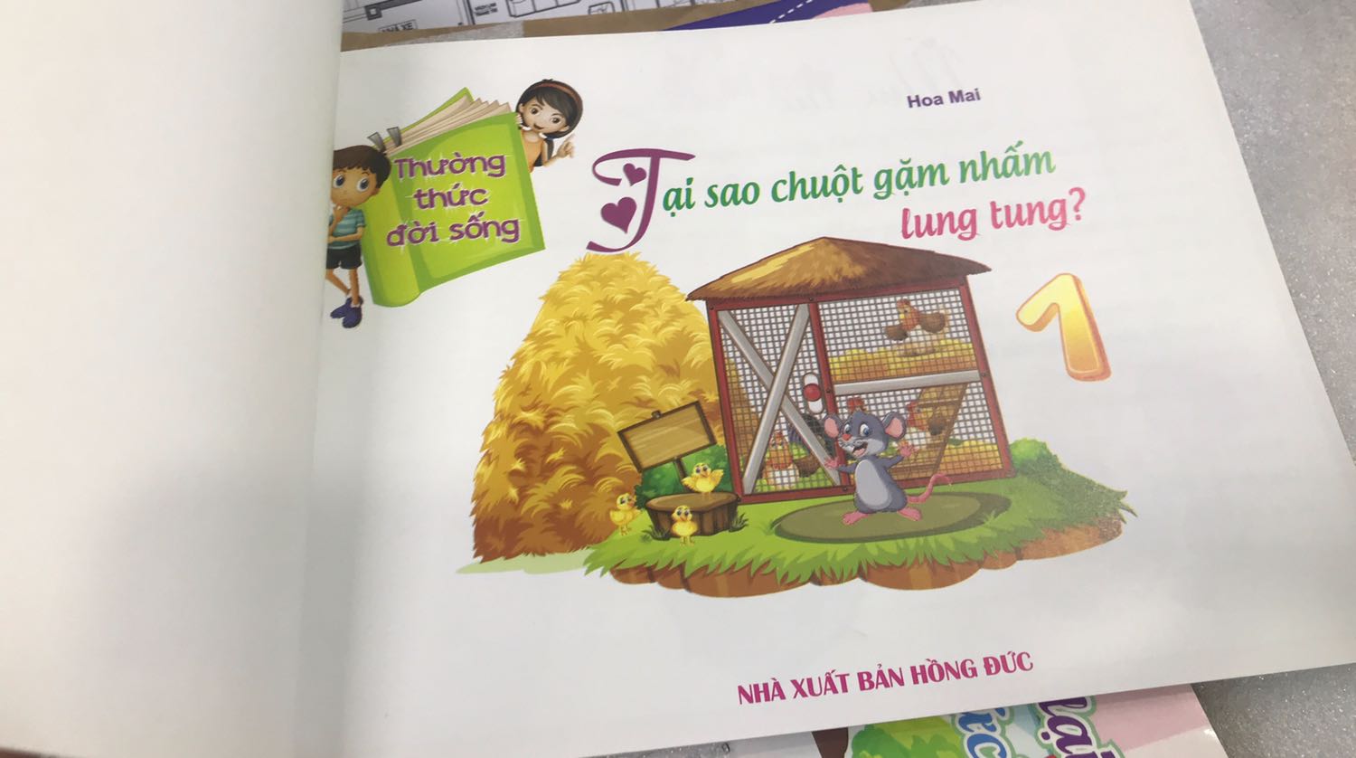 Sách in màu đẹp, khổ chữ lớn dễ nhìn, phù hợp cho bé tập đọc ^^