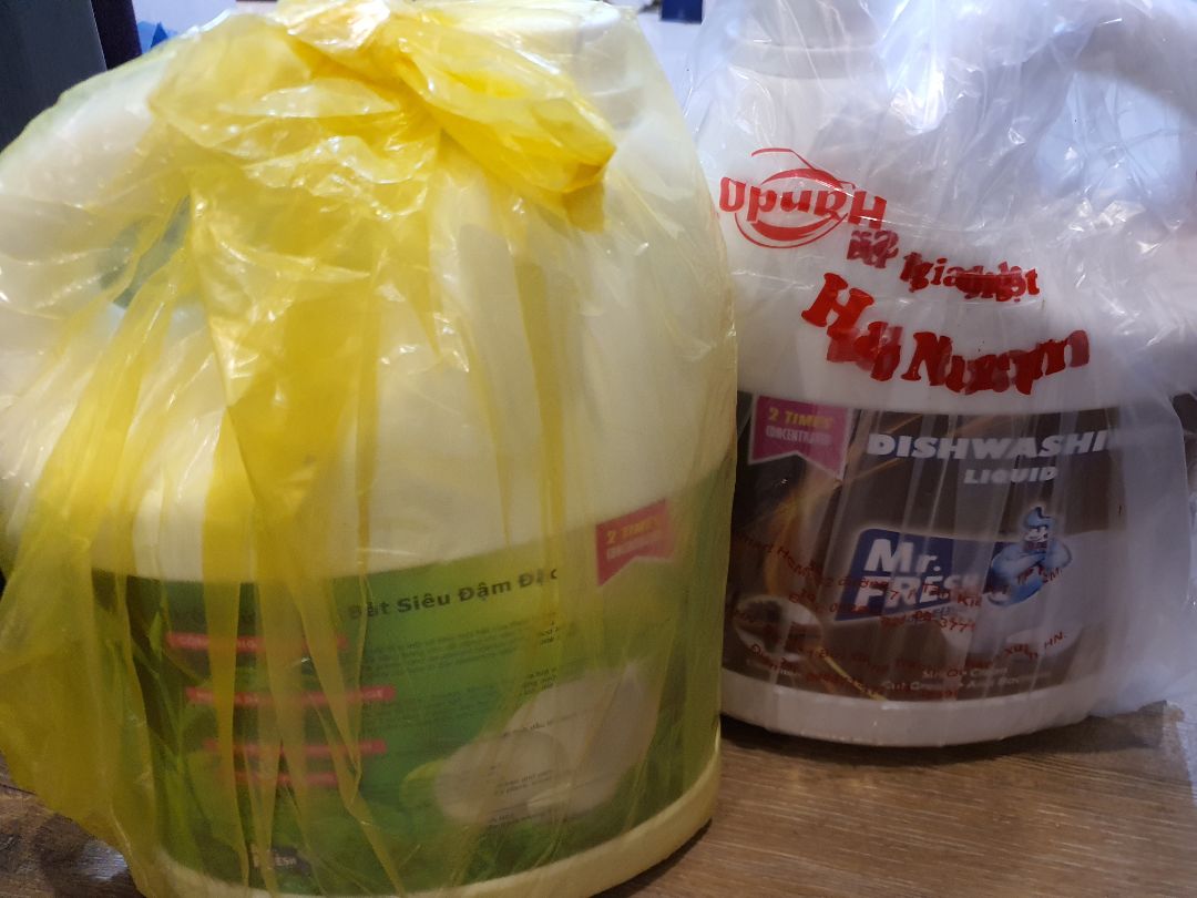 Tôi muốn mua 2 can nước rửa bát hương quế nhưng lại trả cho tôi 1 can quế và 1 can mùi khác.😡