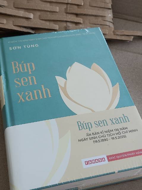 Vì nghe thông tin ngày 10/5 phát hành sẽ chuyển hàng đi ngay nên đã order trước để kịp đi lễ hội làng Sen. Giờ đi về luôn r thì hàng mới giao tới tay. Thật sự tiếc cho một ấn phẩm đẹp như vậy mà lại không có được khoảnh khắc check in lại làng Sen quê Bác