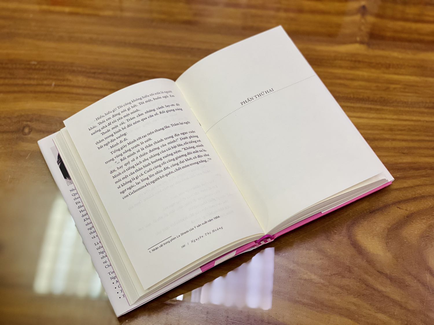 - Tiki giao hàng đúng lịch hẹn. Đơn lần này mình đặt 2 quyển được đóng gói khá cẩn thận, có chèn thêm một ít giấy trên bề mặt sách. 
- Sách bìa cứng, khổ vừa, có áo sách, cầm chắc chắn. Màu sắc và hình ảnh minh họa trên bìa quá xuất sắc, màu hồng chủ đạo vừa nữ tính nhưng cũng có chút hoài cổ. Chất lượng giấy ổn. Điểm trừ duy nhất có lẽ là cách trình bày khá đơn điệu. 
- Với mục đích sưu tầm những quyển sách đẹp thì cá nhân mình đánh giá 5 sao cho sản phẩm này.