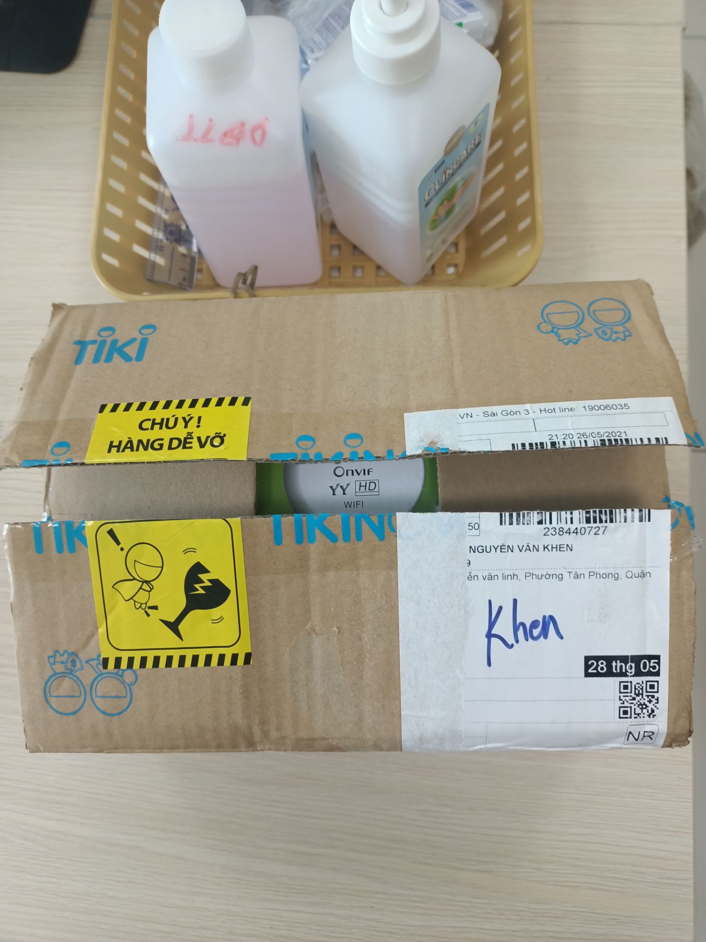 shop ơi camera này sao mình cắm nguồn nó không chạy gì hết, cầm camera nghe tiết lắc cắt như có óc vít gì rôi bên trong ấy! giờ phải làm sao?