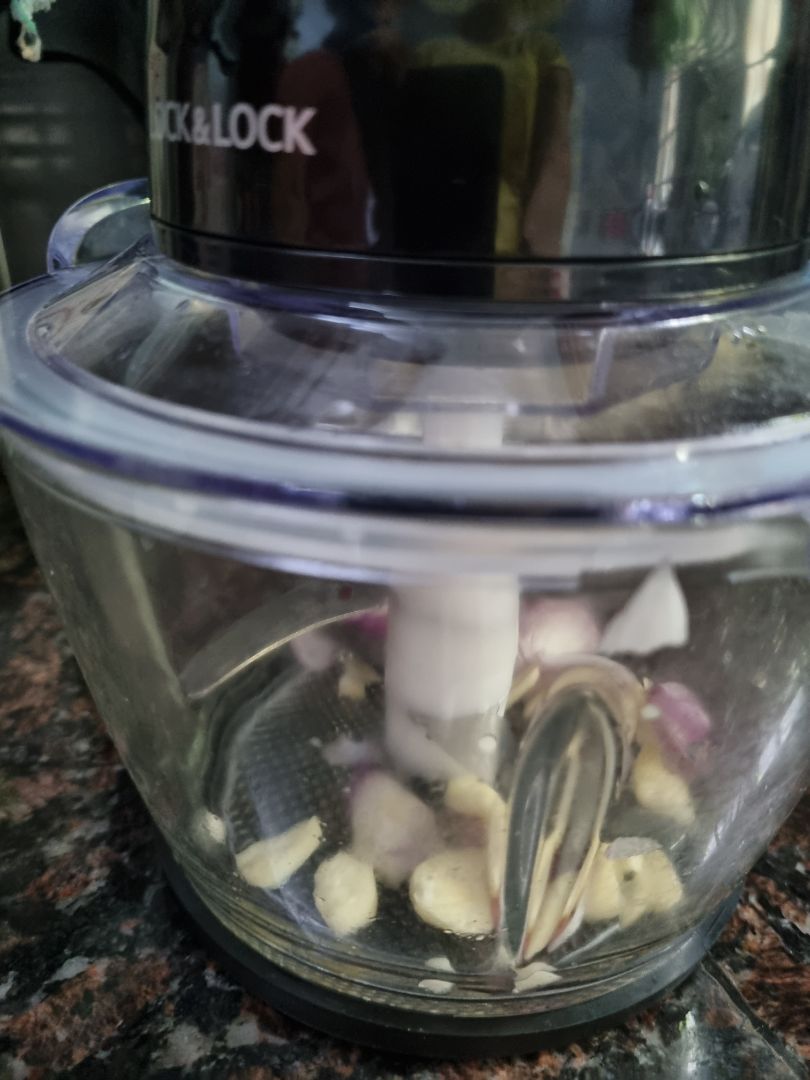 Máy rất tệ, không xay được gì cả dù chỉ đơn giản là hành tỏi đã thái nhỏ. Khi không có đồ gì thì trục vẫn quay, nhưng khi có đồ (mình thử thịt cắt thật nhỏ, và thử cả hành tỏi) thì trục máy hoàn toàn không quay tí nào. Đề nghị Tiki và L&L coi lại chức năng máy và đổi cho mình