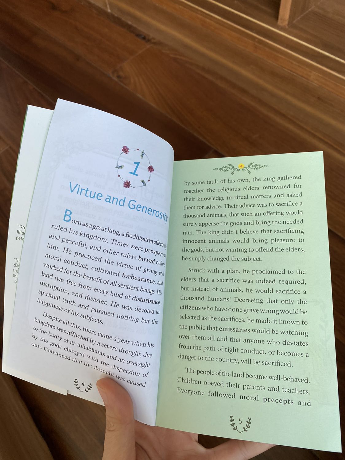 FONT CHỮ KHÓ ĐỌC, NỘI DUNG HÀN LÂM

Nội dung: sách đa phần về Phật, nội dung hàn lâm, nên phần từ vựng khó hiểu, không có tính ứng dụng cao. 
Hình thức: phần tiếng anh font chữ dễ xem, phần tiếng Việt cái font đọc nhìn đau mắt và rất khó chịu luôn. 
Điểm cộng duy nhất là in màu khá đẹp, nhưng hình trong các trang in hơi sến kiểu chim chóc tung bay loạn xạ. 
May là chỉ mua thử 1 cuốn xem như nào. Sẽ k mua những cuốn còn lại!