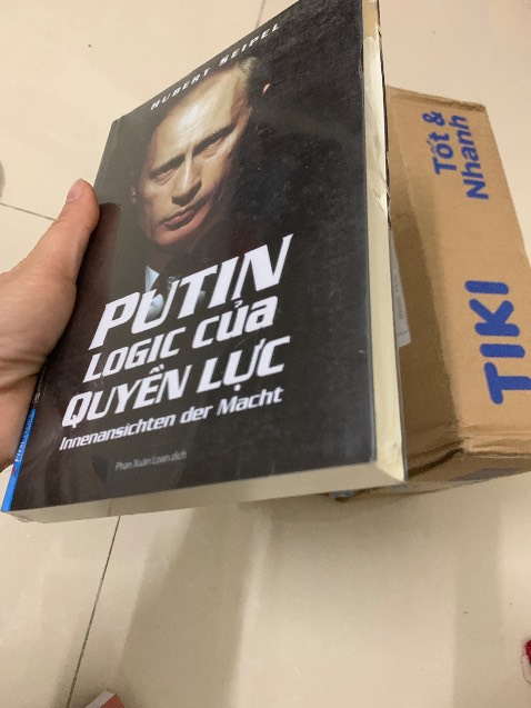 Sách in bằng giấy Ford màu kem nên không Sách in bằng giấy Ford màu kem nên không bị chói lóa khi đọc.
M luôn yên tâm khi mua sách ở Tiki.