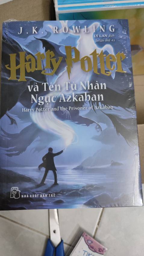 Bìa đẹp,giấy tốt,mực in rõ ràng sắc nét,sách được bọc ni lông khi mua,nội dung thì khỏi phải bàn cãi,giao hàng nhanh,hoàn toàn hài lòng