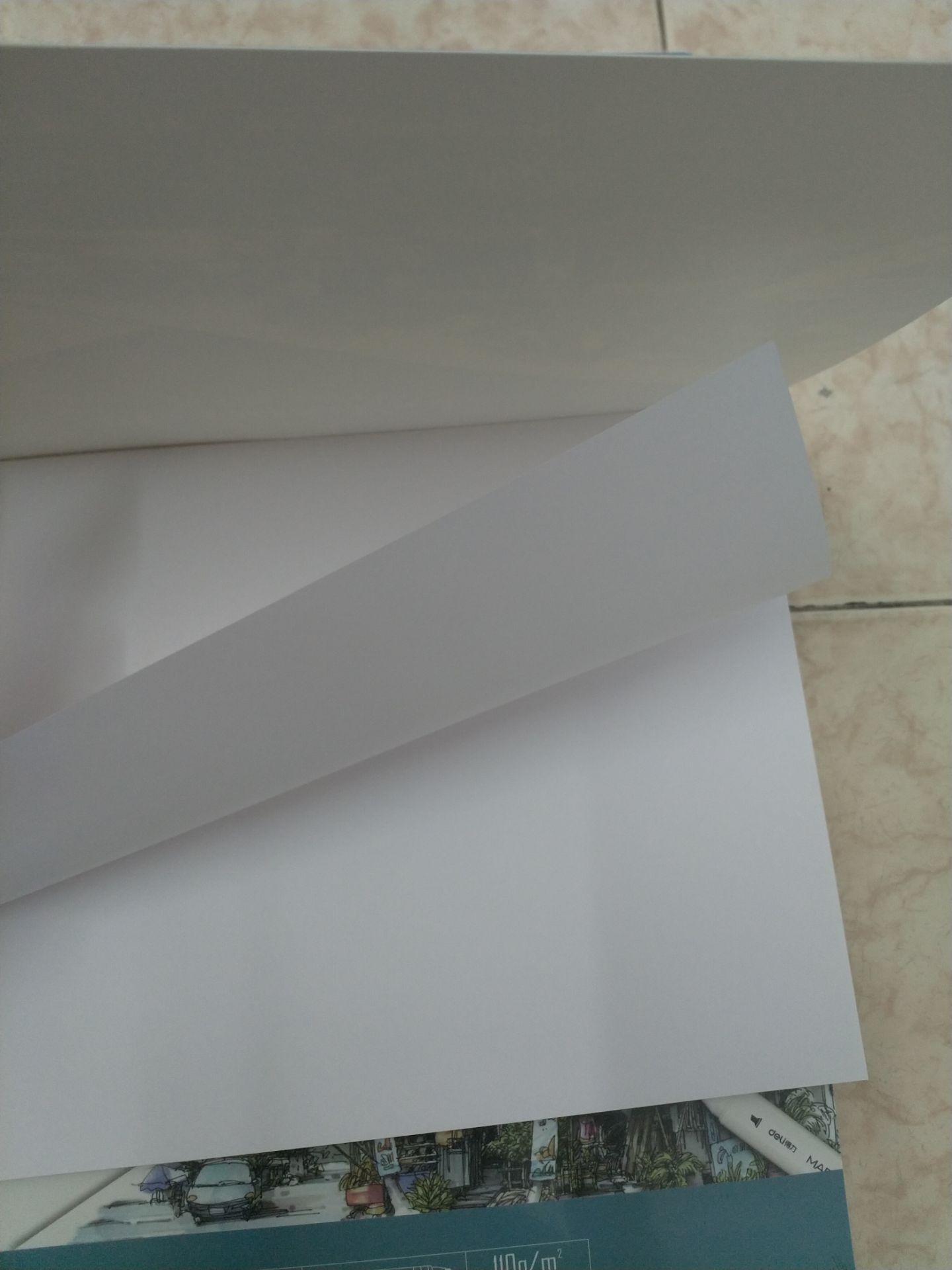 bìa màu đậm hơn hình, giấy mỏng hơn mình tưởng, dày chừng hơn giấy in A4 bình thường một chút