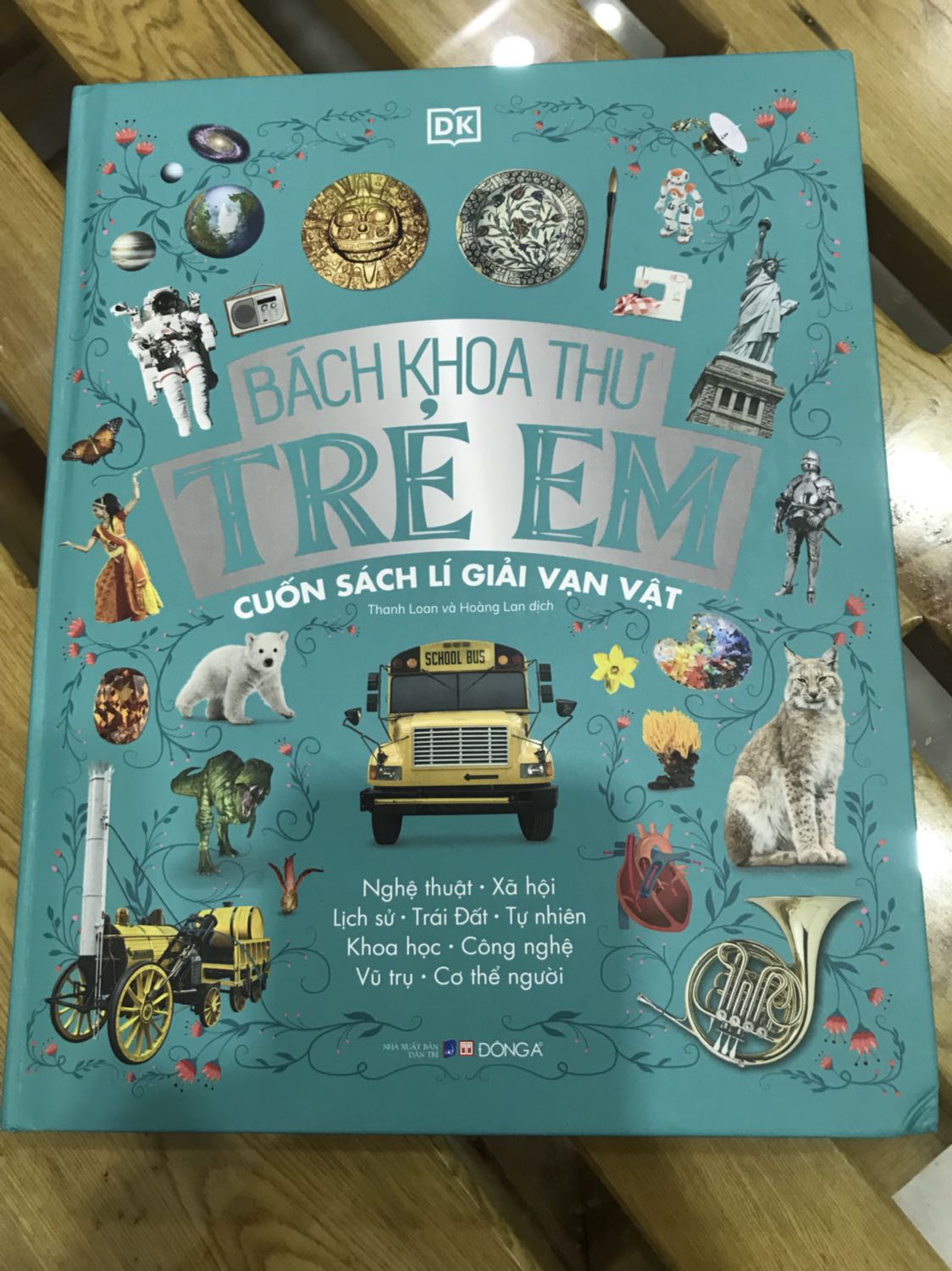 Sách mới, nội dung hay. Sách khoa học chi thiếu nhi mình thấy Đông A làm rất tốt, rất đáng mua. Mình hay mua sách Đông A cho các bé đọc tìm hiểu thông tin. Mình trừ 1 sao vì cảm thấy k hài lòng. Rất bực mình vì Tiki giao sách bị gãy góc hết. Cuốn sách bìa cứng rất đẹp, vậy mà góc bị gãy hết làm giảm giá trị của cuốn sách. Tiki xem lại cách bảo quản, vận chuyển sách của mình và đối tác. Trước giờ mình mua sách Tiki rất nhiều, cả bìa cứng và bìa mềm. Như cuốn Một chiến dịch ở Bắc Kỳ sách to và nặng hơn mà bìa cứng k bị gãy. Cuốn Story of food thì có nhăn nhẹ nhưng thôi mình k phàn nàn. Riêng cuốn này thì nhăn gãy góc quá. Nhìn khá là bực mình