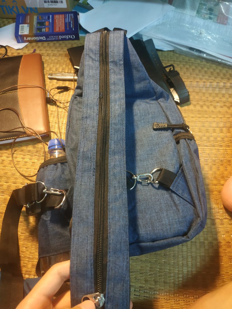 Mua được của Tiki đợt giảm giá còn 79k. Giao hàng đúng như hình và như mong đợi. vải dày dặn, may ổn, Cặp nhiều ngăn lắm phải tầm hơn 5 ngăn to nhỏ. Ăn điểm ở bên cạnh hai bên có hai ngăn nhỏ. Trong đó một ngăn để rất vừa chai nước hoặc ô nhỏ. Cặp đủ để sổ bút và đồ lặt vặt. Có thể chọn giữa đeo một và hai dây bằng cách kéo đôi khó dây đeo ra. Tuy nhiên khi đeo ở dạng một dây thì cặp không bám thân lắm do thiết kế phần nối thân cặp tách ra làm đôi. Nhưng nói chung vẫn ổn. Chất lượng hoàn thiện ok. đáng mua. Mua được của Tiki đợt giảm giá còn 79k. Giao hàng đúng như hình và như mong đợi. vải dày dặn, may ổn, Cặp nhiều ngăn lắm phải tầm hơn 5 ngăn to nhỏ. Ăn điểm ở bên cạnh hai bên có hai ngăn nhỏ. Trong đó một ngăn để rất vừa chai nước hoặc ô nhỏ. Cặp đủ để sổ bút và đồ lặt vặt. Có thể chọn giữa đeo một và hai dây bằng cách kéo đôi khó dây đeo ra. Tuy nhiên khi đeo ở dạng một dây thì cặp không bám thân lắm do thiết kế phần nối thân cặp tách ra làm đôi. Nhưng nói chung vẫn ổn. Chất lượng hoàn thiện ok. đáng mua.