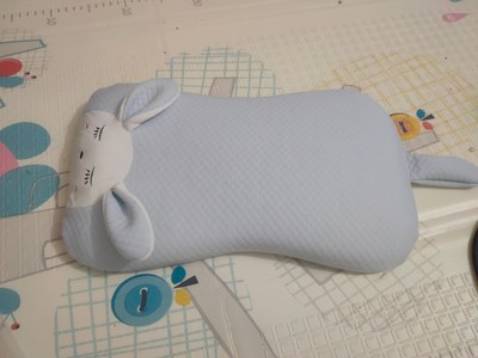 Đặt gối màu cam nhưng shop lại giao màu xanh. Anyway, gối màu xanh rất đẹp, cao su non mềm mại và đàn hồi tốt, có nhiều lỗ thoáng bé nhà mình nằm k bị đổ mồ hôi. cho shop 5 sao.