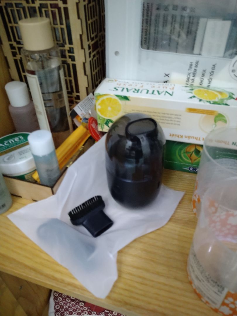 Tiki giao nhanh, hộp khá bụi nhưng vẫn có seal, lực hút hơi yếu.