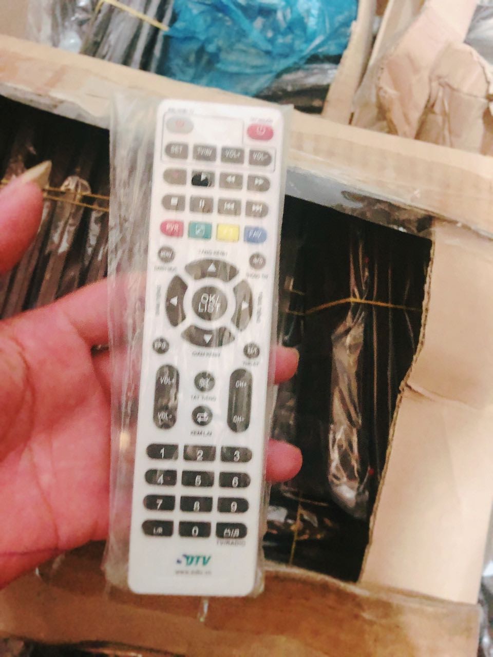 Hàng chính hãng,sử dụng ngon nhay phím mềm,đặc biệt là học được tắt mở Tivi và âm thanh cộng trừ nói chung là rất hài lòng .cảm ơn shop