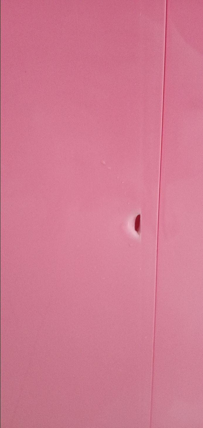 tủ giao bị vỡ nhẹ. khá thất vọng.