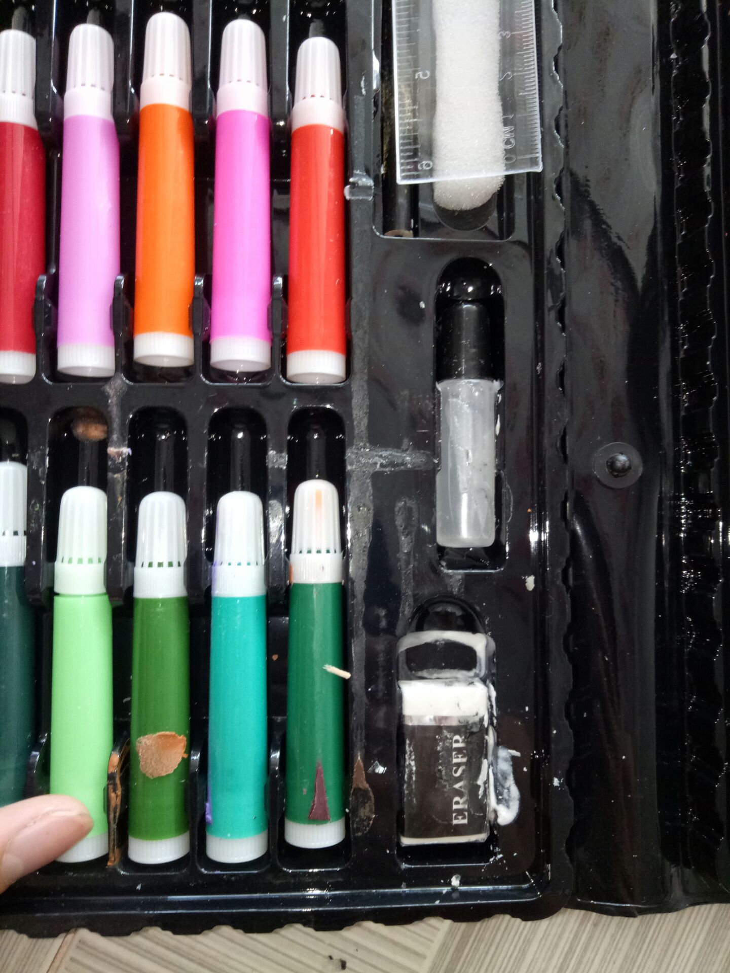 giao hàng nhanh.vừa mới nhận hàng nhưng hàng thì không chất lượng như hàng cũ tồn kho vậy đó. không đóng gói cẩn thận chỉ bọc 1 miếng bọc xốp ở ngoài .màu thì gẫy, lem, dơ, màu này bị dính vào cây kia .đặc biệt là màu khô cứng không tô được...... yêu cầu shop phải giải quyết vấn đề này. mua về tặng đứa em mà vậy sao đưa cho nó. anh em nên căng nhất trước khi mua sản phẩm nha