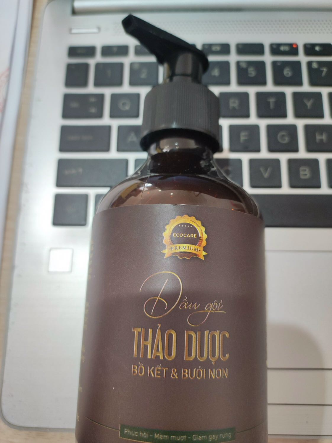 Gội thơm, nhưng mình nghĩ nên có dầu xả xài chung ok hơn. Tóc có đỡ yếu và đỡ rụng hơn trước khi xài.