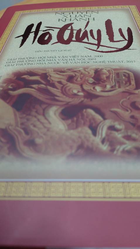 Không phán xét phê bình các nhân vật lịch sử cùng cuộc đấu tranh phe phái khốc liệt nơi hậu cung cuối thời Trần, bằng cách kể chuyện trung tính tác giả chuyên chú vào việc khám phá các yếu tố xã hội, văn hóa đương thời cùng nét đẹp đất nước với các địa danh của Thăng Long, vùng đất thiêng Yên Tử  hay Tây Đô kinh thành nhà Hồ.