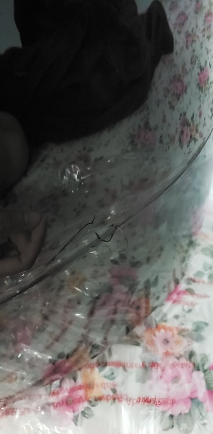 Mình định mua làm quà mà tiki giao chiếc nồi trầy xước, màu sơn không đều, gọi lên tổng đài để đổi trả hàng và lưu ý là quà tặng để bên kiểm hàng cẩn thận hơn, vậy mà đợi chờ cả tuần nhận được chiếc nồi còn tệ hơn, nứt mẻ cũ kĩ như nồi đã qua sử dụng còn hôi mùi nhựa tái chế. Quá thất vọng với cách làm việc của Tiki. Mong cty xem lại chất lượng hàng hoá trước khi bán cho khách.