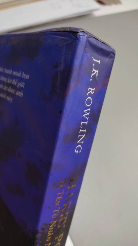 Sách bị cũ, bụi mù, móp méo, cong nhăn góc. May sách còn lớp nilon bảo vệ, nhưng phần đáy hở nilon thì sách trầy xước quá trời. Thất vọng khi shop giao cho khách sản phẩm không tốt. 😡