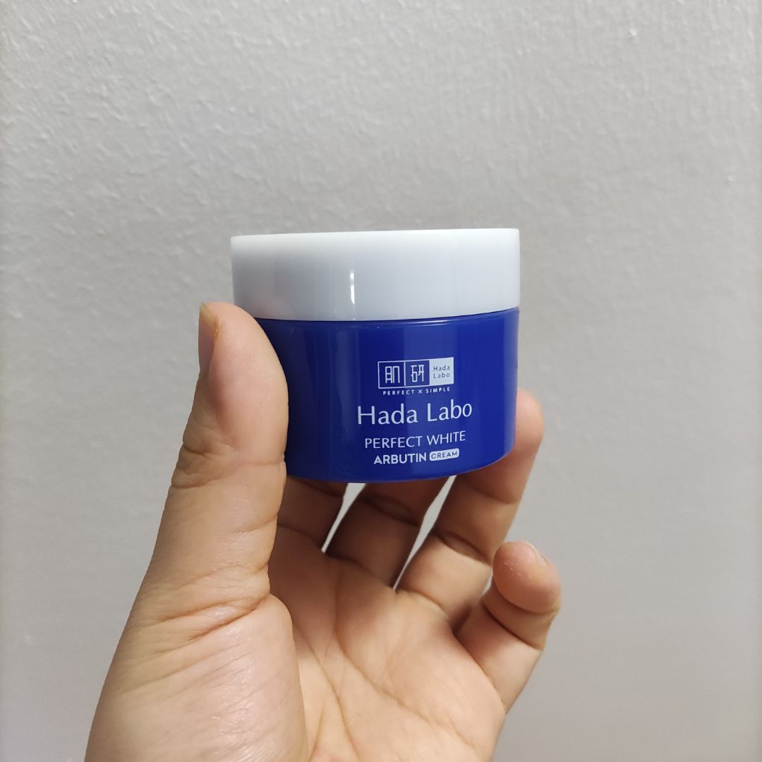 Kem không có mùi gì là điểm mình khá thích. Kem nhẹ và thấm nhanh, mình bôi xong da không bị dấp dính, sờ khá mịn. Hiệu quả dưỡng trắng thì chưa thể kiểm chứng được trong thời gian ngắn nhưng về độ giữ ẩm thì với da mình, mình đánh giá là có hiệu quả, đêm ngủ điều hoà sáng dậy mặt đỡ đổ dầu hơn khi không dùng kem. Khá hài lòng với sản phẩm này và có lẽ sẽ mua dùng lâu dài.