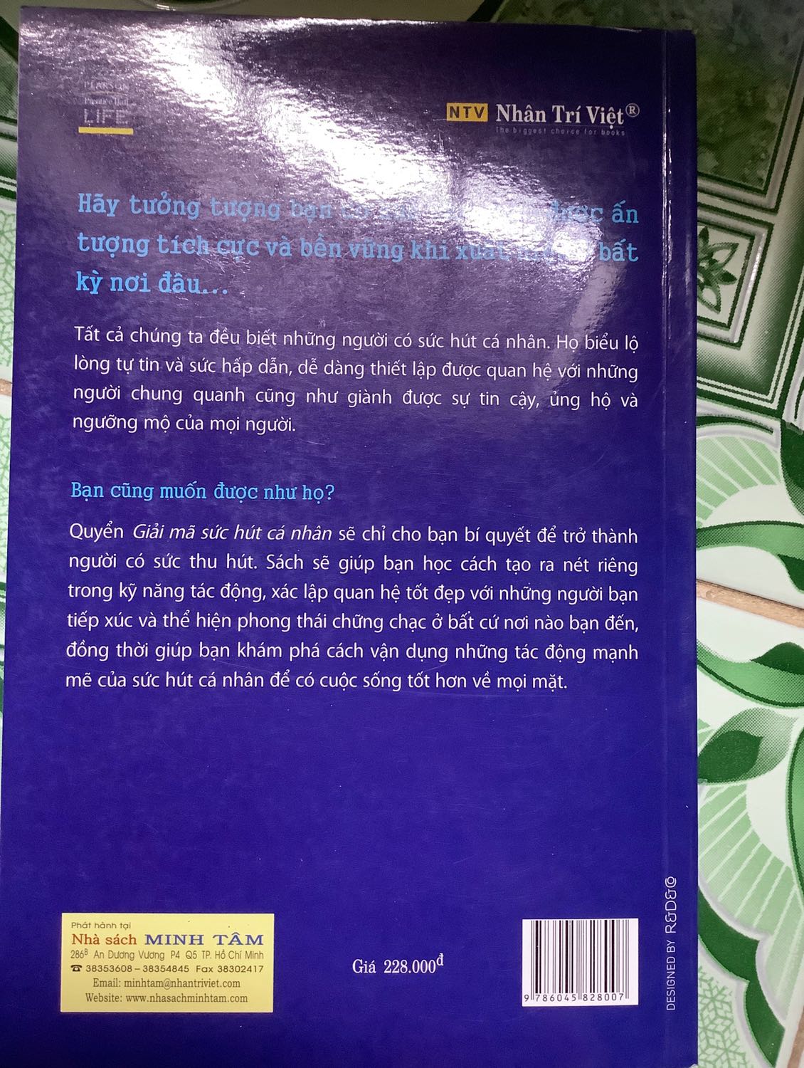 Sách này xuất bản hình như cũng lâu rồi nên bìa hơi bụi bẩn chút nhưng không sao nhìn vẫn ok....nội dung thì cần thực hành nhiều mới có hiệu quả được