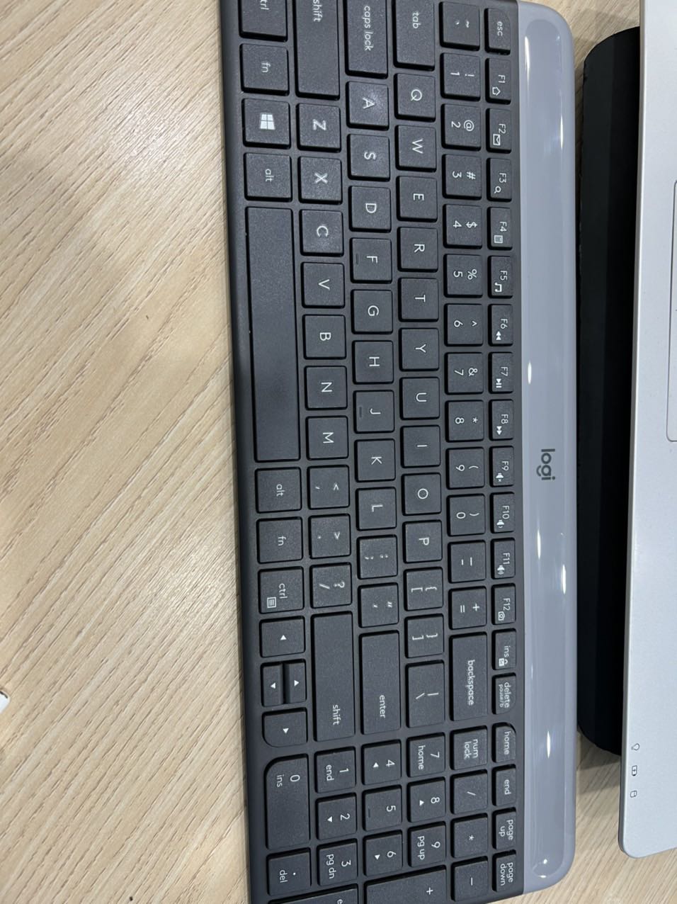 Chất lượng tốt. Đáng tiền. Giao hàng nhanh.
Bàn phím nặng - gõ phím êm- chuột click êm