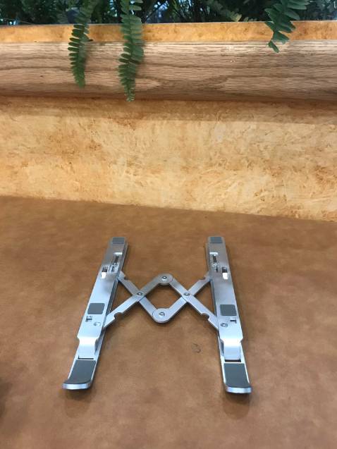 Hợp kim nhôm nên sản phẩm rất đẹp, chắc chắn, góc cạnh rõ nét, có thể gấp gọn cho vào túi nhỏ xinh, tiện mang đi công tác. Có nhiều mức độ cao thấp để điều chỉnh phù hợp với tầm mắt và tay đánh máy của mình, chất lượng thì quá tốt rồi, tiếc là ko có nhiều màu để lựa chọn. thanks shop. 5 sao