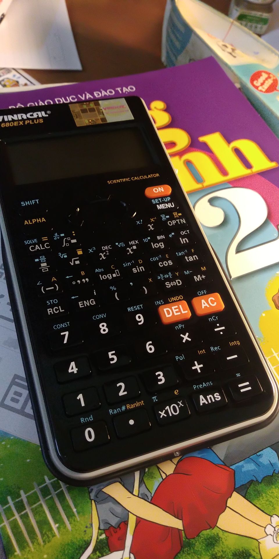 Tiki không bao giờ làm mình thất vọng! Máy đẹp, tính toán khá là ổn. Đặc biệt là giao hàng cực nhanh( vì mình đặt từ tối hôm qua và sáng nay đã nhận được hàng) thêm nữa là máy này phù hợp với các bạn học sinh 12 đang chuẩn bị cho kỳ thi THPTQG như mình! Tuy nhiên có một điểm trừ là mặt máy bóng chứ không phải mặt nhám như chiếc casio fx 580VN của mình. Tí quên anh shipper cực kỳ đẹp trai và thân thiện nhé