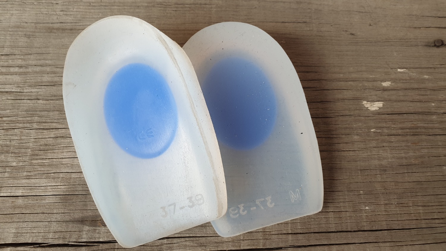 Hàng chuẩn, đi khá êm gót chân, tốt hơn một loại rẻ tiền mình mua trước đây; đúng là giá cao hơn có khác. Chỉ có điều là cái mình mua ghi size M phù hợp từ chân cỡ từ 37~39, nhưng vẫn hơi hơi to khi bỏ vào giày size 40 mà mình đang đi.