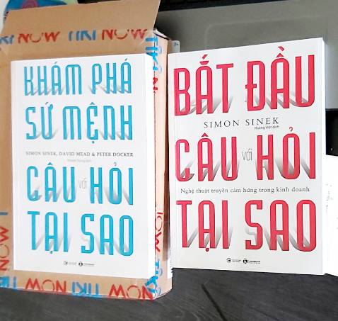 “ Tại sao? ” _ Đó là câu hỏi mỗi người chúng ta phải trả lời khi lên kế hoạch cho bất cứ việc gì , từ dự án cá nhân đến chiến lược kinh doanh. Nếu không biết rõ bản thân muốn đạt được điều gì, bạn sẽ mất đi định hướng và ý nghĩa trong cuộc sống. Tương tự, nếu thiếu tầm nhìn và sứ mệnh, doanh nghiệp sẽ không thể vượt qua đại dương của những thử thách để đạt tới thành công. Cuốn sách này sẽ giúp bạn cũng như đội nhóm và tổ chức của mình tìm thấy ý nghĩa trong mọi mặt của cuộc sống. Hãy cùng nhau Khám phá sứ mệnh với câu hỏi tại sao!
Dịch vụ TikiNow vẫn rất ổn, dù là ngày lễ mình vẫn nhận được sách luôn và ngay 🤩, tiếp tục ủng hộ!