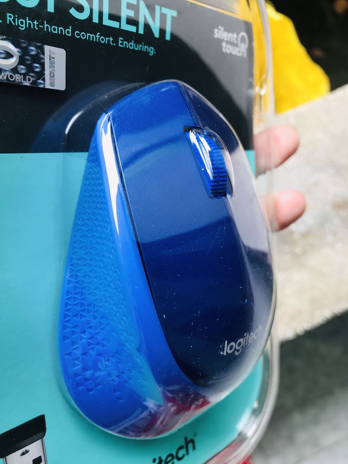 Đang mùa dịch chỉ thị 16 nhưng ship nhanh. Mà xanh đẹp nha. Phần nhựa mềm và nhựa nhám màu hơi chênh nhau tý làm chuột đẹp hẳn. Cầm vừa tay, ko to, không nhỏ. Bấm êm. Nghe feedback trên mạng là bền lắm