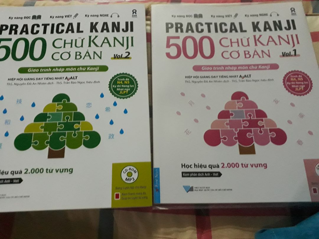 sách in rất đẹp, sách đẹp là mình thích rồi, tiếc là không hỗ trợ bookcare, quyển vol 1 mình mua lại có thể bọc bookcare, lạ thật
