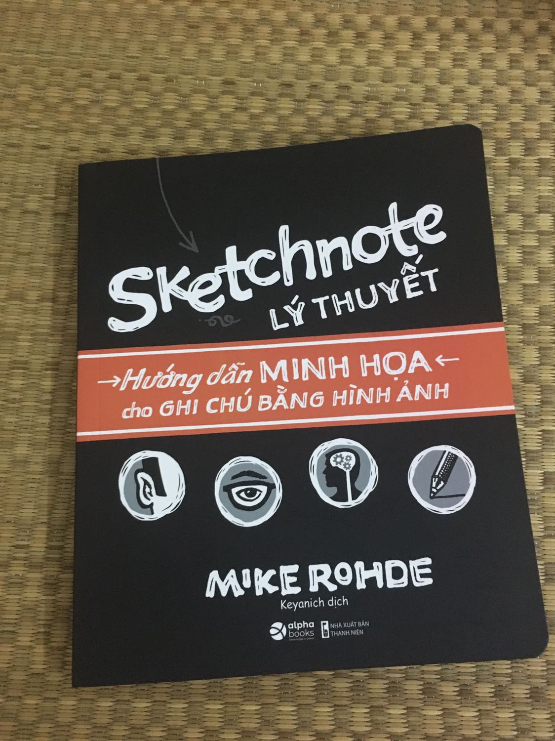 Mình mua được một tháng. Cuốn sách cung cấp những kiến thức bổ ích về cấu trúc, kiểu chữ, cách sắp xếp, lắng nghe và ghi chép hiệu quả, cách vẽ cơ bản cho những người mới bắt đầu như mình. Lúc đầu mình ngại mua vì nghĩ mình cũng không làm đâu nhưng bây giờ thì mình thấy nó thật sự đáng. Mình đã sketchnote được 10 trang và cảm thấy hào hứng hơn trước mỗi giờ học online hơn, mình không còn ngủ gục nữa. Sách trình bày cô đọng súc tích, trực quan, và đúng trọng tâm nên mình có thể đọc hết mà không nản. Mình tìm hiểu thêm thì biết thông tin tác giả là người thầy của nhiều bạn sketchnote trên thế giới và cũng rất uy tín. Nhờ đọc mình cảm thấy đỡ áp lực và tập trung vào việc tận hưởng niềm vui khi sketchnote hơn. Rất đáng mua!