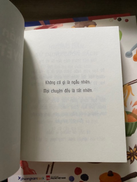 Bìa màu hồng siêu xinh, mình thấy và cầm thử bìa màu đen rồi nhưng vì cuốn sách dựa theo trực giác nên cũng chọn bìa theo trực giác luôn, bìa hồng thu hút mình. Bìa kiểu sần không dễ dơ và chất liệu dễ lau vết bẩn nếu có, 10 điểm cho chiếc bìa. Sách của tiki giao còn mới, đóng gói cẩn thận và rất nhanh, mình đặt khuya qua là sáng hôm sau có liền luôn. Còn về nội dung và hiệu quả thì tuỳ vào khả năng kết nối của mỗi người, làm theo hướng dẫn trong sách và như lúc mình đi coi tarot là được. Câu trả lời thì có khi vào thẳng có khi gián tiếp, theo mình thì sách trả lời được câu hỏi của mình. Tuỳ diễn giải theo suy nghĩ mà đưa ra quyết định, sách giống như sự hướng dẫn để mình ít đi sự do dự và lo lắng