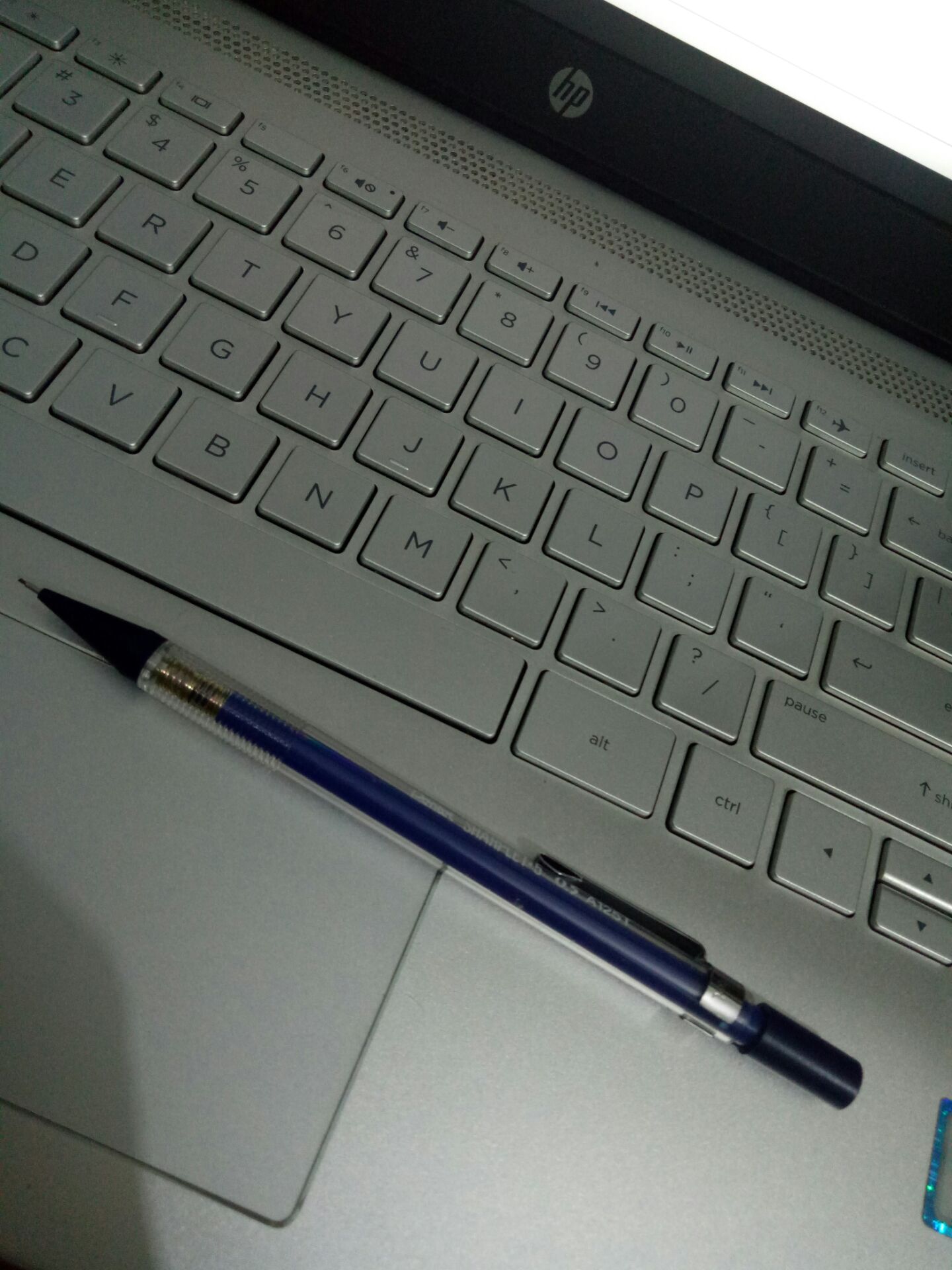 Bút đẹp, vỏ chắc chắn, tì mạnh nhẹ gì đều ổn cả (do mình hay tì nên bút chì dễ gãy ngòi ý :p) tiếng bấm bút khá êm và có tẩy cute ở đuôi bút.Nói chung là duyệt, ai muốn mua nên mua nhé đỡ tốn tiền thay bút liên tục