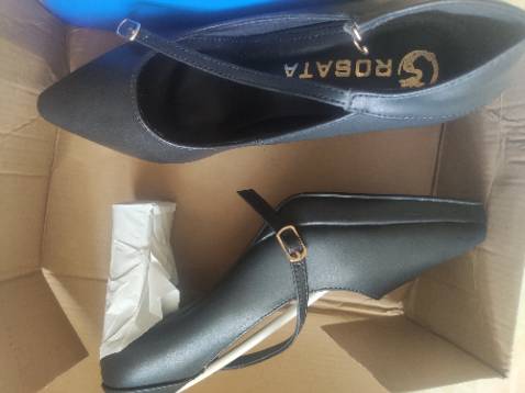 Giày đẹp, chất kiệu xịn , đường may chắc chắn. Chủ shop nhiệt tình hỗ trợ đổi giày khi mình mua nhầm size rộng hơn. Đã vậy được tặng thêm miếng lót giày khi đổi. Thái độ thân thiện và nhiệt tình, mình rất hài lòng, sẽ ủng hộ shop dài lâu dạ.