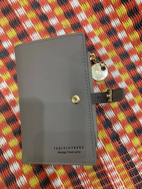 Shop gói hàng cẩn thận, còn đc tặng thêm vòng. Ví xinh lắm mà tiện dụng nữa. Mình mua tặng bạn mình hê hê. Thấy ưng lắm tại nó tiện dụng á. Nên mua mọi người nhé!