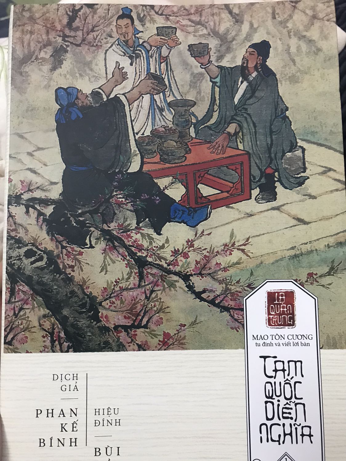 Mua vì Hình thức đẹp, trong sách có nhiều tranh minh hoạ, tặng kèm bản đồ. Nhưng giấy mỏng, nhìn xuyên 2, 3 trang cũng được, hơi thất vọng. Nxb tăng định lượng giấy lên chút thì bộ này chấm 6*