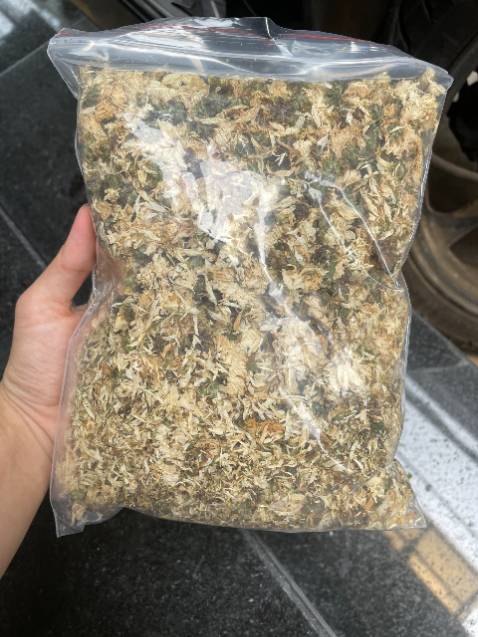 Hơi hụt hẫng vì hoa cúc bị nát, vụn nát quá nhiều.