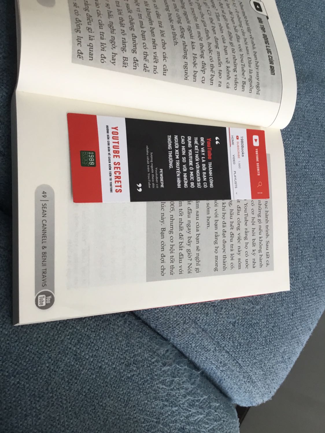 Sách rất hay! Còn có kèm cả bookmark nữa! Tuy còn vài chỗ bị tróc nhưng tôi rất hài lòng về thứ mình đã đặt!