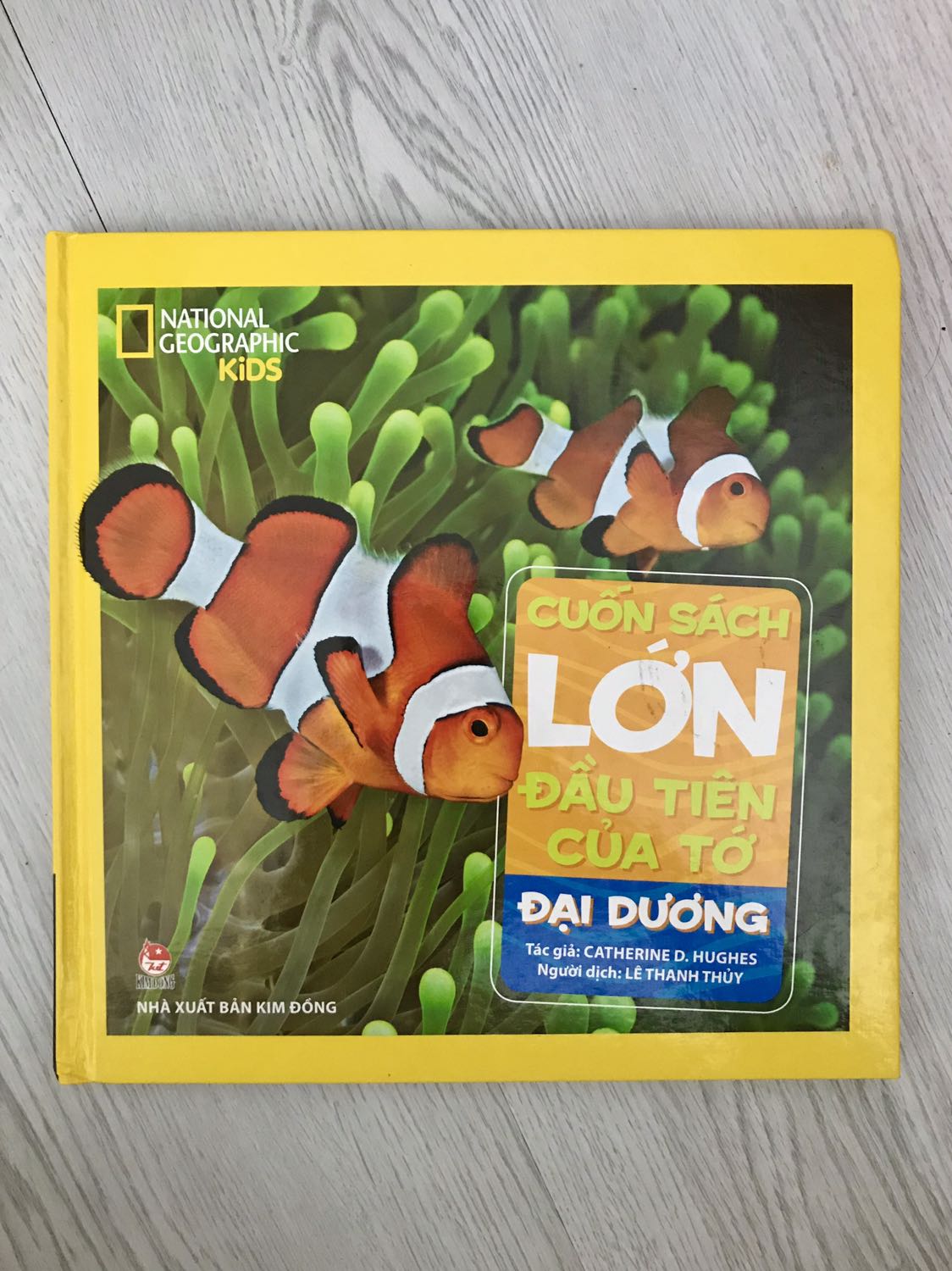 Sách cực kỳ dễ rách.
Trước khi mua gì mình cũng hay đọc review của mọi người, thấy ai cũng khen nên mình đặt cho bé hết 80k. Nhưng nhận về thì thấy bực mình. 
Bé nhà mình là đứa rất nâng niu sách. Sách từ hồi 1t của bạn vẫn còn nguyên vẹn ko rách trang nào. Mà cuốn này vừa mua về bạn lật coi mới 1-2 lần đã rách 8 trang. Qua ngày thứ 2 rách thêm mớ nữa. Mới đầu mình tưởng bé nghịch nhưng khi ngồi bên cạnh xem thấy bé lật rất bình thường sách cũng rách. 
Mình cảm thấy rất tiếc vì nội dung và hình ảnh khá ổn nhưng chất lượng giấy thì quá tệ. Mình thấy mình khá dễ tính, sách giao hơi dơ hay trầy mình cũng bỏ qua bình thường nhưng đây là Lần đầu tiên mà mình đánh giá 1* luôn đó.