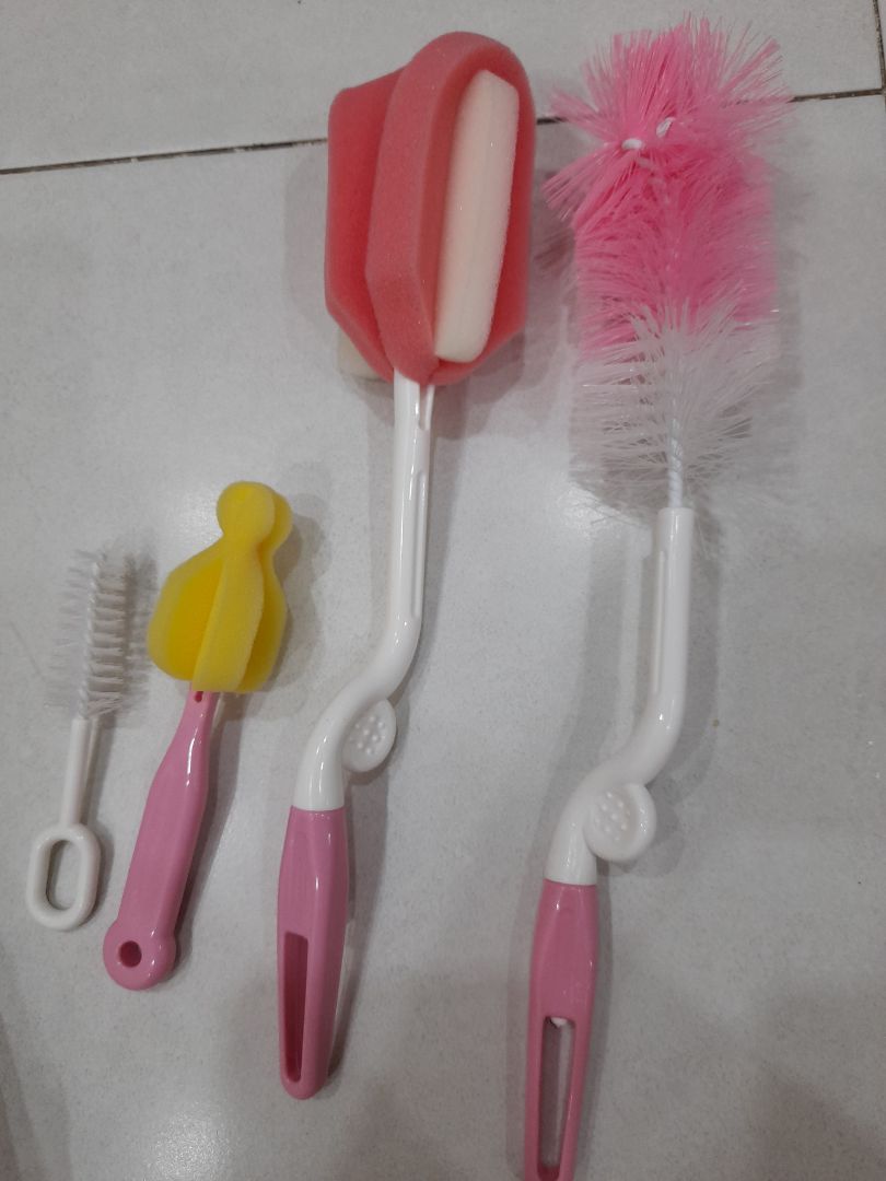 giao hàng nhanh đủ 4 món, tuy nhiên ngoài bao bì trông rất cũ và dơ cũng may bên trong thì mới chỉ có chút bụi chắc là hàng xả kho. Dù sao cũng mua với giá tốt nên như vậy vẫn ok