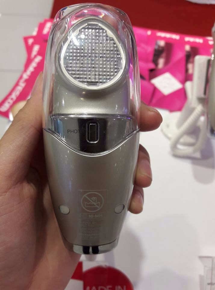 mua về đỡ phải đi tiệm tốn tiền, máy ở ngoài nhìn đẹp hơn.
chia sẻ cho các mẹ cách dùng nhé: cũng dễ à.
rửa mặt sạch
bôi lotion 
dùng đèn hồng ngoại soi để dưỡng chất thẩm thấu.
sau đó dùng phần lạnh để làm săn da mặt.
ở nhà mình dùng 2 lần, sáng sớm và trước khi đi ngủ
dễ dùng mà mang đi nước ngoài cũng sạc pin được luôn.