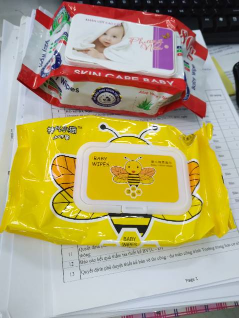 Có được cái thùng đẹp, bịch giấy ướt 80 miếng nhưng mà miếng giấy nhỏ xíu à, bằng 1 nửa tờ giấy ướt bình thường. Vì vậy bịch giấy cũng bằng 1 nửa bịch giấy 80 miếng khác.