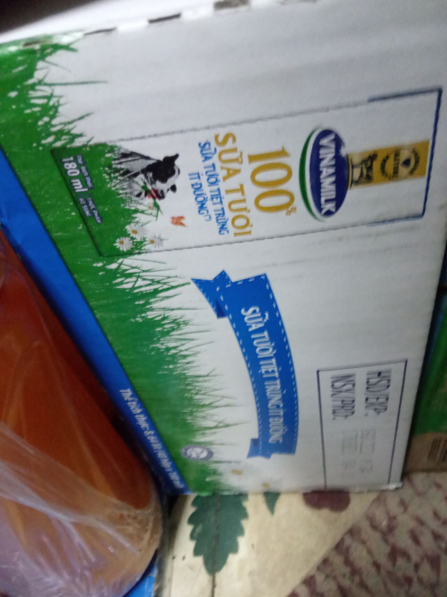 sữa Vinamilk thì ko cần bàn chất lượng rồi, tôi uống từ nhỏ đến giờ, loại ít đường rất hợp khẩu vị, giao hàng ngày 12/11/2021 thì hạn sử dụng nhận dc là 16/02/2022, chỉ còn 3 tháng hơn 1/2 hạn sử dụng rồi