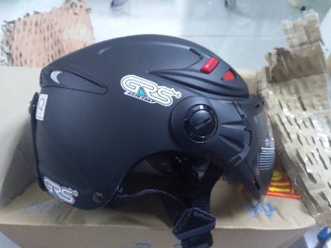 Mũ chất lượng, giao hàng nhanh, chắc chắn, có thể tháo lớp nệm vải ra để giặt , có kính  chống chói tốt , có các lỗ thông  gió lên đội mũ thoáng- k bí, quai mũ thì hơi mỏng hơn so với các dòng GRS khác.