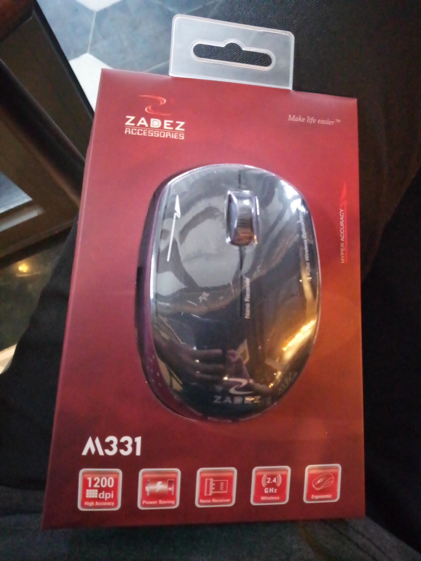 Chuột xịn xò, chính hãng, nguyên seal, có tặng kèm pin. Chất lượng ổn, di chuyển trên mặt bàn trơn tốt hơn mấy con Logictech mình đang dùng. Độ bền thì chưa biết. Mua được đúng lúc sale nên giá quá hời.